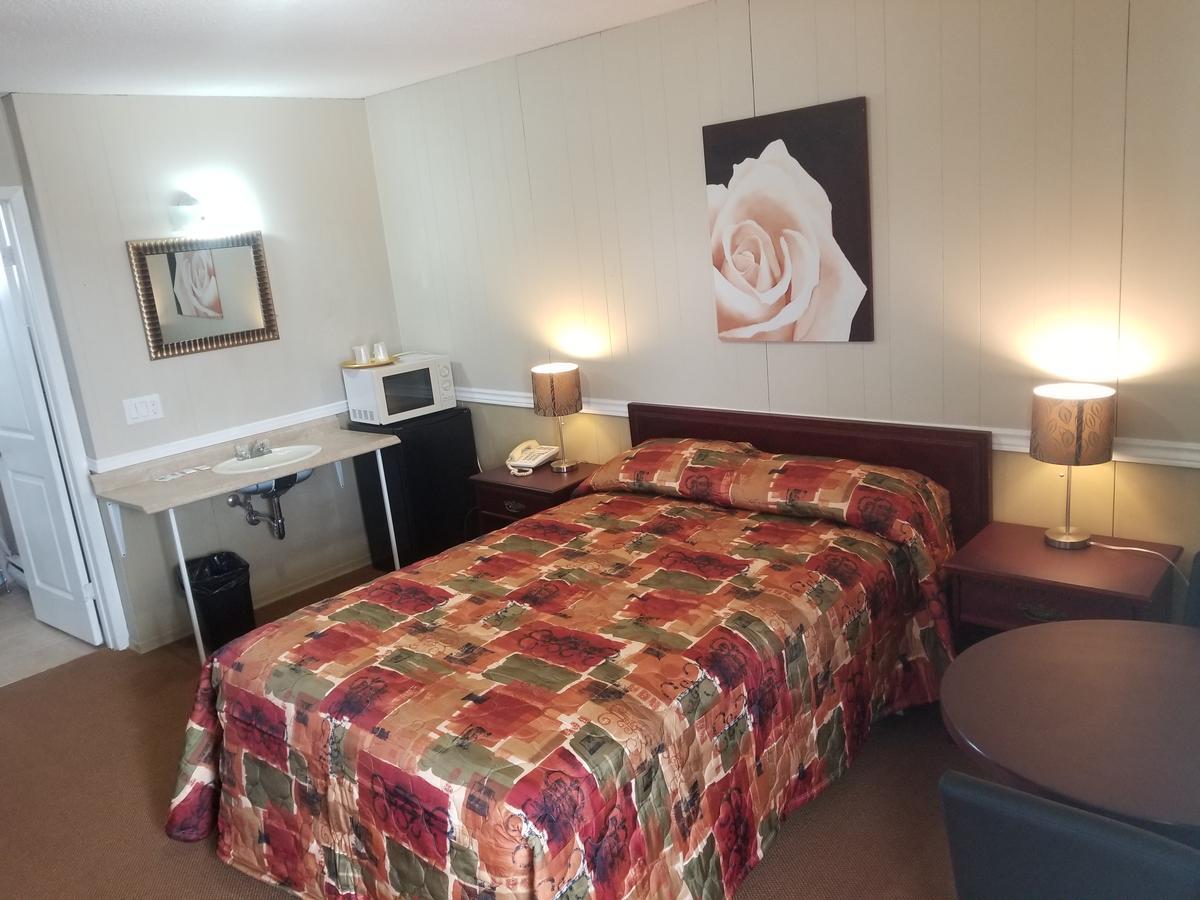 Twin Oaks Motel Orono Ngoại thất bức ảnh